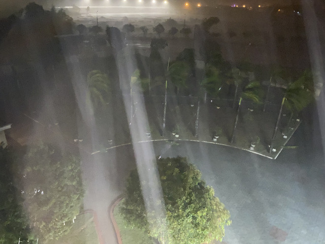 Tâm bão đang "ôm trọn" đất liền Đà Nẵng - Quảng Nam, gió giật cấp 13